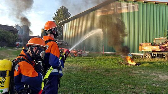 Statt den Brand zu löschen wird die Fläche drumherum gewässert. Foto: Sabine Ackermann