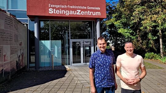 Günter Öhrlich (links) und Paul Kohnle, die beiden Pastoren der EFG, vor dem Steingauzentrum. Foto: Florian Stegmaier Günter Öhrlich (links) und Paul Kohnle, die beiden Pastoren der EFG, vor dem Steingauzentrum. Foto: Florian Stegmaier