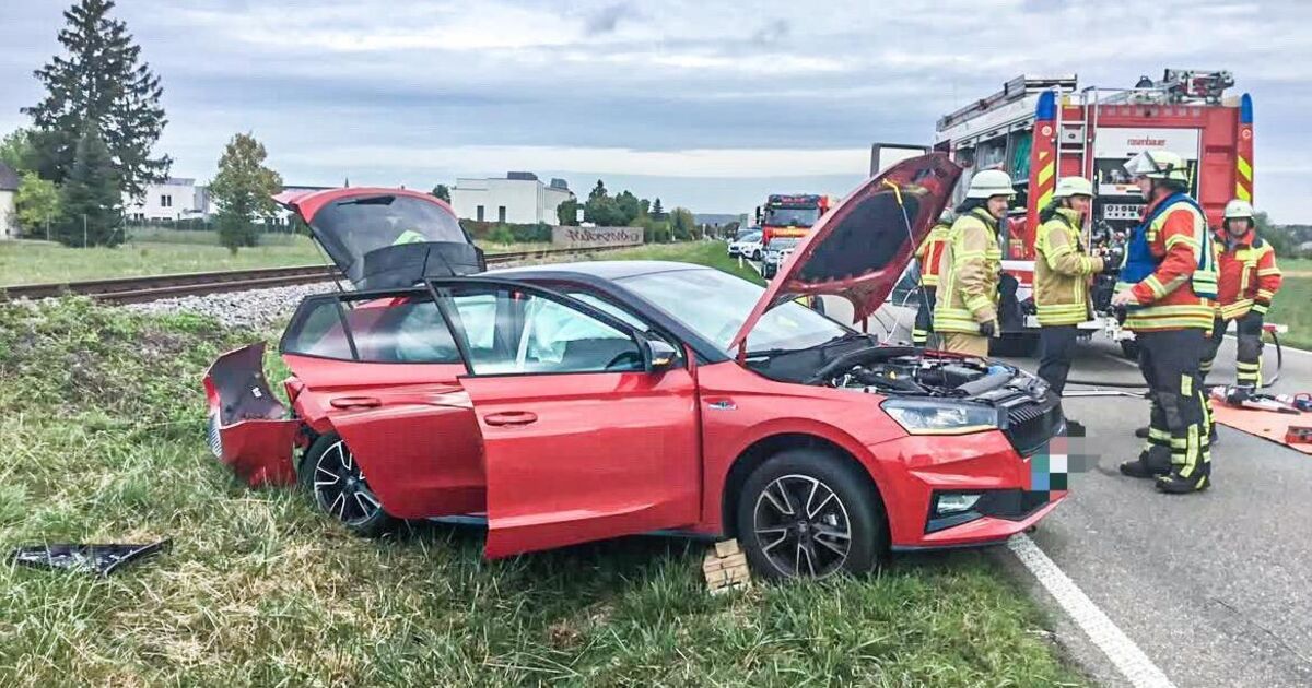 Zwei Autos landen abseits der Fahrbahn