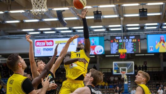 Tyrel Morgan (Nummer elf) und die Knights starten am Samstag in die neue Saison. Der Vizemeister hat dabei viel Vorschusslorbeer