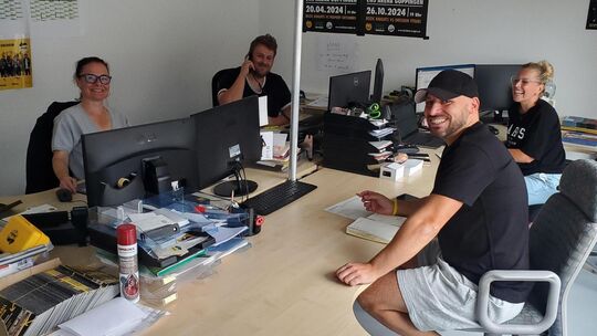 Das Team hinter dem Team (von links): Jessica Weißflog, Pascal Hindenach, Chris Schmidt und Melanie Hahn organisieren von Jesing Das Team hinter dem Team (von links): Jessica Weißflog, Pascal Hindenach, Chris Schmidt und Melanie Hahn organisieren von Jesing