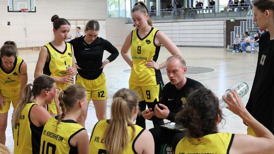 Julian Auerbach im Kreise seiner Spielerinnen. In der Regionalliga warten neue Herausforderungen auf das Team.  Foto: Thimo Köni