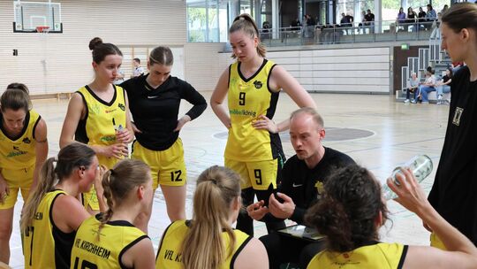 Julian Auerbach im Kreise seiner Spielerinnen. In der Regionalliga warten neue Herausforderungen auf das Team. Foto: Thimo Köni Julian Auerbach im Kreise seiner Spielerinnen. In der Regionalliga warten neue Herausforderungen auf das Team. Foto: Thimo Köni