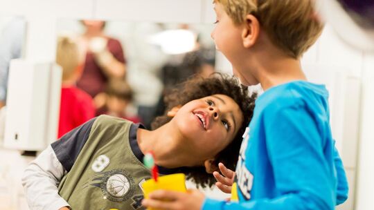 Auch bei jüngeren Kindern hat sich die Mundgesundheit deutlich verbessert. Foto: proDente e.V./Johann Peter Kierzkowski