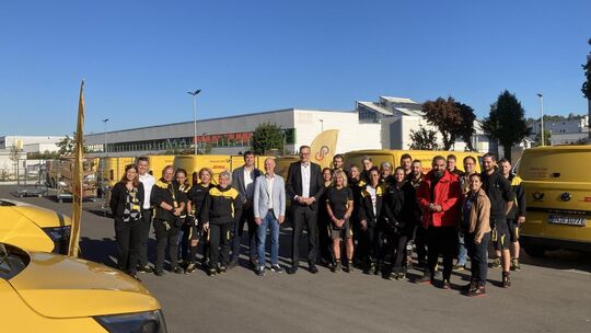 Zum Gruppenbild nach der Feierstunde versammelten sich alle gemeinsam im Hof, bevor die Beschäftigten vom Post-Zustellstützpunkt Zum Gruppenbild nach der Feierstunde versammelten sich alle gemeinsam im Hof, bevor die Beschäftigten vom Post-Zustellstützpunkt