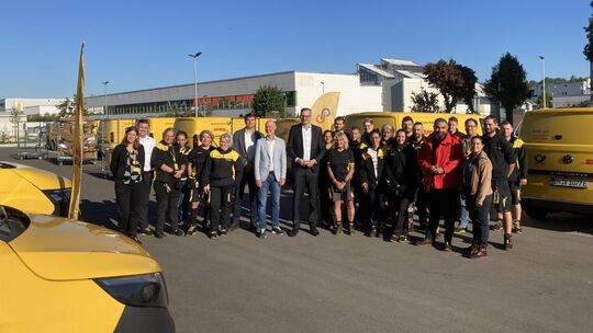 Zum Gruppenbild nach der Feierstunde versammelten sich alle gemeinsam im Hof, bevor die Beschäftigten vom Post-Zustellstützpunkt Zum Gruppenbild nach der Feierstunde versammelten sich alle gemeinsam im Hof, bevor die Beschäftigten vom Post-Zustellstützpunkt