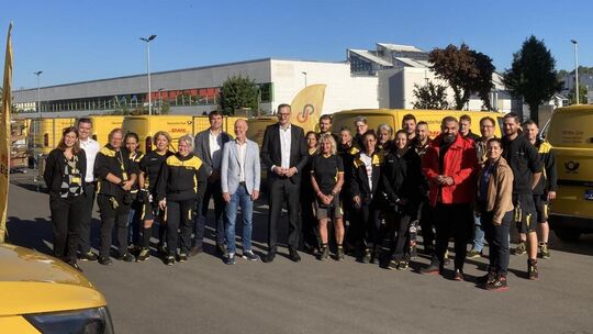 Zum Gruppenbild nach der Feierstunde versammelten sich alle gemeinsam im Hof, bevor die Beschäftigten vom Post-Zustellstützpunkt