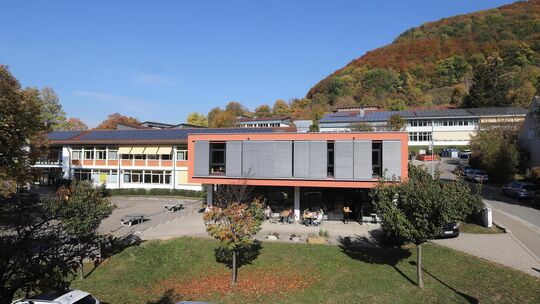 Auf das „rote“ Mensagebäude in Oberlenningen kommt eine PV-Anlage. Archivfoto: Jean-Luc Jacques Auf das „rote“ Mensagebäude in Oberlenningen kommt eine PV-Anlage. Archivfoto: Jean-Luc Jacques