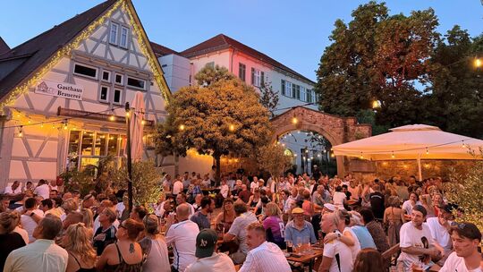 Auf dem Platz der kleinen Freiheit kann am Freitag das Trio „ExzeLenz“ gehört werden. Am Samstag spielen „Hippie and the Boss“ z Auf dem Platz der kleinen Freiheit kann am Freitag das Trio „ExzeLenz“ gehört werden. Am Samstag spielen „Hippie and the Boss“ z