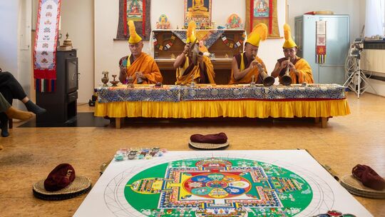 Die buddhistischen Mönche bei der Gebetszeremonie mit Blick auf das Sandmandala. Foto: Carsten Riedl Die buddhistischen Mönche bei der Gebetszeremonie mit Blick auf das Sandmandala. Foto: Carsten Riedl