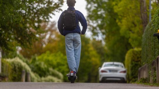 Viele Jugendliche rollen mit dem E-Scooter in die Schule. Foto: Carsten Riedl