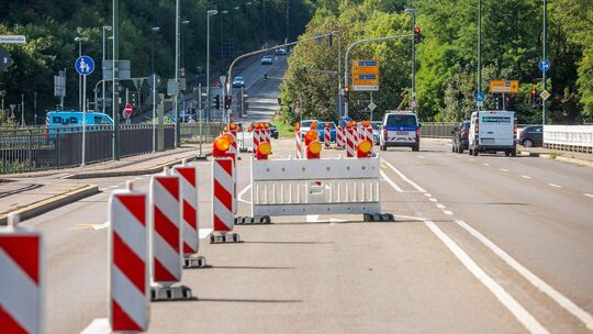 Die Adenauerbrücke ist teilweise für den Verkehr gesperrt. Archivfoto: Roberto Bulgrin