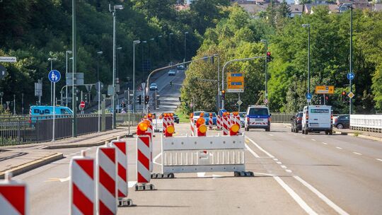 Die Adenauerbrücke ist teilweise für den Verkehr gesperrt. Archivfoto: Roberto Bulgrin