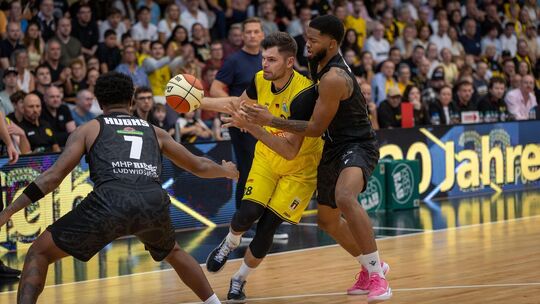 Die neu formierte Rittertruppe um Julius Wolf (am Ball) bekommt es zum Saisonauftakt gleich mit einem Play-off-Anwärter zu tun. 