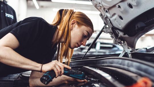 Bei Männern lag die Ausbildung zum Kraftfahrzeugmechatroniker auf Platz 1 der häufigsten Ausbildungsberufe mit 8 Prozent der Neu Bei Männern lag die Ausbildung zum Kraftfahrzeugmechatroniker auf Platz 1 der häufigsten Ausbildungsberufe mit 8 Prozent der Neu