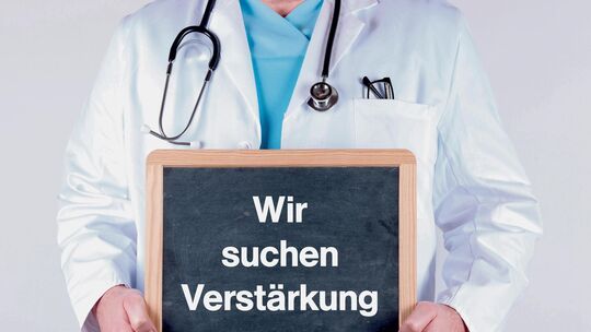 Händeringend gesucht: Vor allem auf dem Land fehlen in den kommenden Jahren Hausärztinnen und -ärzte. Foto: Adobe Stock
