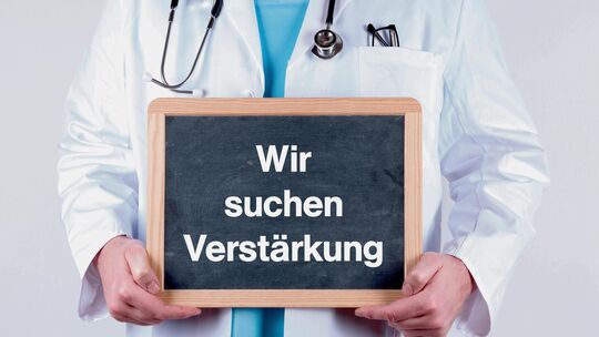 Händeringend gesucht: Vor allem auf dem Land fehlen in den kommenden Jahren Hausärztinnen und -ärzte. Foto: Adobe Stock