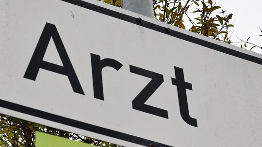Der Weg zum Hausarzt wird für viele Menschen länger. Foto: Markus Brändli