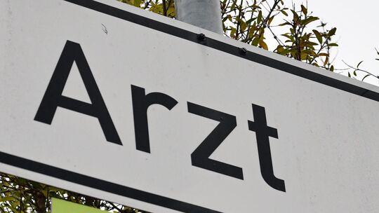 Der Weg zum Hausarzt wird für viele Menschen länger. Foto: Markus Brändli Der Weg zum Hausarzt wird für viele Menschen länger. Foto: Markus Brändli