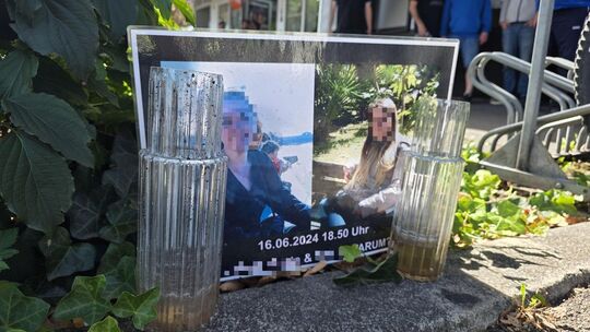 Dieses Foto an der Unfallstelle erinnert an die beiden verstorbenen Frauen. Foto: Matthäus Klemke