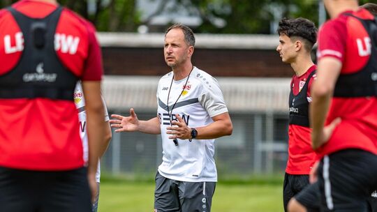 U19-Trainer Tobias Rathgeb vom VfB freut sich auf das Verbandspokalspiel gegen den TSV Jesingen. "Wir bleiben nach dem Spiel so U19-Trainer Tobias Rathgeb vom VfB freut sich auf das Verbandspokalspiel gegen den TSV Jesingen. "Wir bleiben nach dem Spiel so