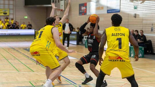 Kein Durchkommen: SBB-Guard Kenneth Cooper umzingelt von drei Kirchheimern. Foto: Nina Sander