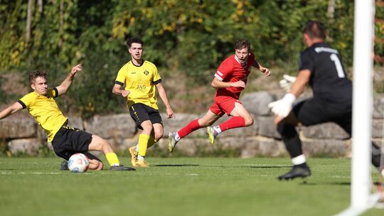 Befreiungsschlag der Roten: Der TSV Weilheim ist in der Bezirksliga raus aus dem Keller. Foto: Till Freiberger