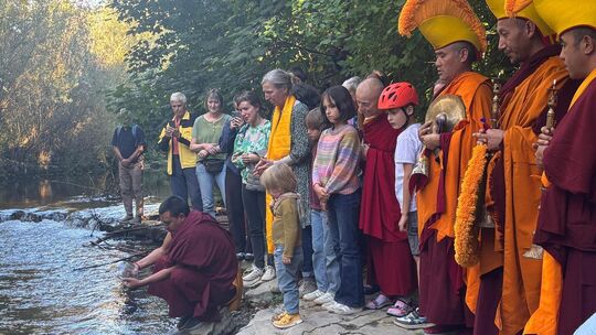 Das Sandmandala wird dem Wasser der Lauter übergeben. Foto: Sarah Hughes
