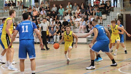 Edonia Paqarada treibt den Ball übers Feld - mit Erfolg: Die VfL-Knights gewannen zum Saisonstart gegen Möhringen. Foto: Thimo K