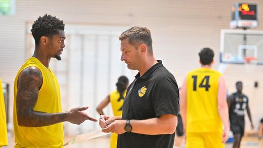 Der Trainer und seine neue Leitfigur: Igor Perovic (rechts) und Desmond Watson. Foto: Nina Sander