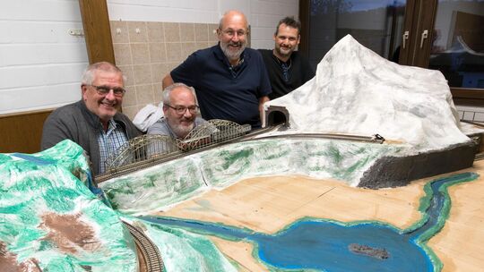 2,95 mal 2,40 Meter groß ist die Anlage, die die Modellbahnfreunde Teck für die Familie Ziegler gebaut haben. Foto: Peter Dietri