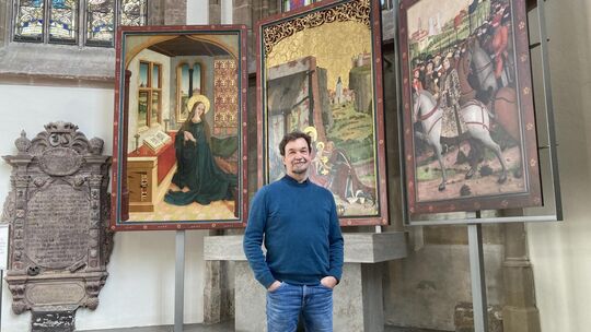 Jochen Maier vor den alten Altarbildern im Chor der Martinskirche: Am Sonntag verabschiedet er sich nach 24 Jahren aus Kirchheim