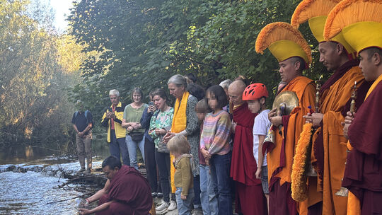 Das Sandmandala wird dem Wasser der Lauter übergeben