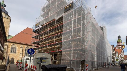Die Sanierung des Kornhauses schreitet zunächst wie geplant voran. Der Innenausbau allerdings verzögert sich um ein Jahr, weil d Die Sanierung des Kornhauses schreitet zunächst wie geplant voran. Der Innenausbau allerdings verzögert sich um ein Jahr, weil d
