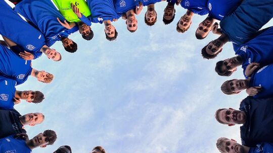 Die A-Junioren des TSV Jesingen mit ihren beiden Trainern Rainer Ziegelin und Holger Kauf sind gespannt und aufgeregt zugleich v