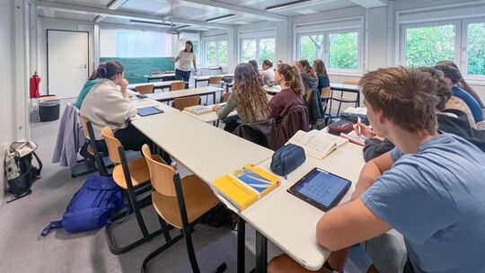 Insgesamt sechs Klassenzimmer befinden sich auf zwei Etagen verteilt im Container, der während der Sanierung am LUG als Interims