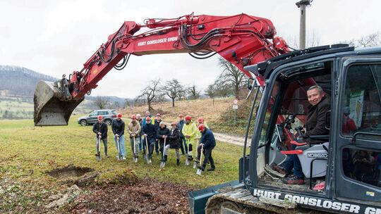 Neidlingens Bürgermeister Jürgen Ebler sitzt zum Start des Baugebiets „Schießhütte“ im Februar 2025 selbst im Bagger. Foto: Pete
