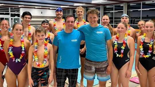 Louis-Victor Schäfer und sein Schwimmtrainer Manuel Gonser (Mitte von rechts) werden von der ganzen VfL-Abteilung verabschiedet. Louis-Victor Schäfer und sein Schwimmtrainer Manuel Gonser (Mitte von rechts) werden von der ganzen VfL-Abteilung verabschiedet.