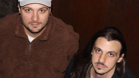 Jonas Weinzierl (links) und Fabian Dan (rechts) organisieren die Bad-Coffee-Partys in der Bastion. Die DJs schätzen das ganz eig