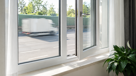 Lärm, der von außen in die Wohnung dringt, kann eine große Belastung sein, besonders dann, wenn er dauerhaft den Schlaf oder die Lärm, der von außen in die Wohnung dringt, kann eine große Belastung sein, besonders dann, wenn er dauerhaft den Schlaf oder die