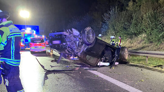 Überhöhte Geschwindigkeit bei regennasser Fahrbahn sorgte auf der A8 bei Köngen für einen Unfall. Foto: Feuerwehr Kirchheim Überhöhte Geschwindigkeit bei regennasser Fahrbahn sorgte auf der A8 bei Köngen für einen Unfall. Foto: Feuerwehr Kirchheim