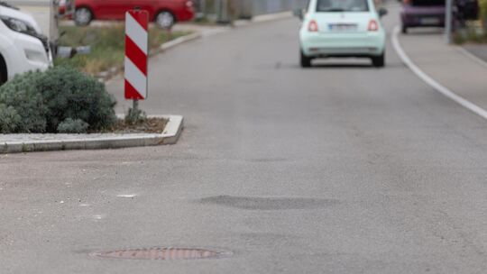 Die Neue Straße in Kirchheim weist erhebliche Schäden auf. Foto: Carsten Riedl Die Neue Straße in Kirchheim weist erhebliche Schäden auf. Foto: Carsten Riedl