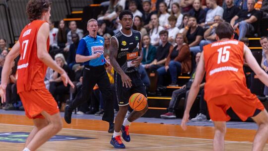 Desmond Watson (am Ball) und die Knights haben in Ulm xx. Foto: Nina Sander