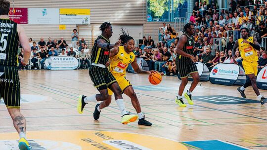 Bayreuths großes Talent Joshua Bonga (links), hier im Zweikampf mit Kirchheims CJ Hines, kam am Sonntag in der Kirchheimer Sport
