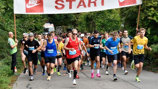 Der Sieger läuft vom Start an vorne weg: Markus Hauber (Mitte in Rot) hat den Kirchertlauf gewonnen. Foto: Niels Urtel