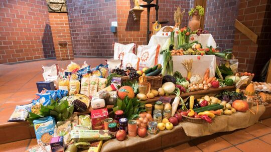 Die Gaben des ökumenischen Erntedankfestes in Ötlingen gehen an die Stiftung Tragwerk.   Foto: Peter Dietrich
