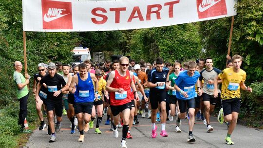 Der Sieger läuft vom Start an vorne weg: Markus Heinkel (Mitte in Rot) hat den Kirchertlauf gewonnen. Foto: Niels Urtel Der Sieger läuft vom Start an vorne weg: Markus Heinkel (Mitte in Rot) hat den Kirchertlauf gewonnen. Foto: Niels Urtel