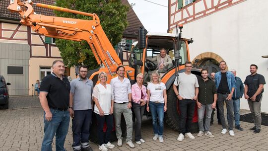 Das neue "starke Mädchen für alles" der Gemeinde Neidlingen mit dem Bürgermeister (am Steuer), dem Gemeinderat und Weilheims Käm