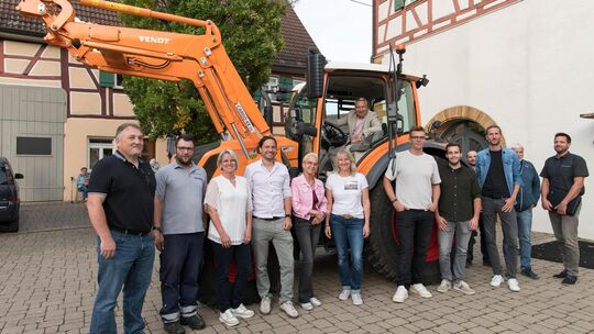 Das neue "starke Mädchen für alles" der Gemeinde Neidlingen mit dem Bürgermeister (am Steuer), dem Gemeinderat und Weilheims Käm