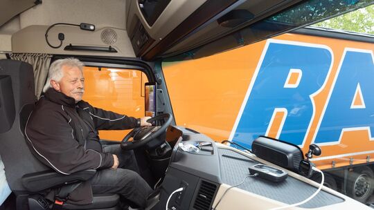 Liebt es auch mit 70 noch im Brummi zu sitzen: Wolfgang Loser. Foto: Carsten Riedl Liebt es auch mit 70 noch im Brummi zu sitzen: Wolfgang Loser. Foto: Carsten Riedl